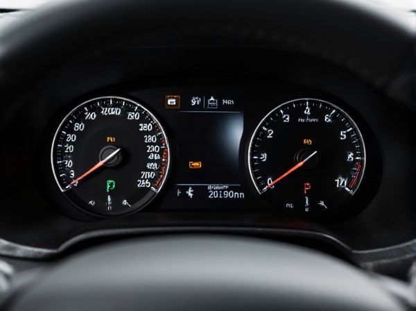 Analog Speedometer vs. Digital Speedometer on Car Dashboards: What Are the Differences?