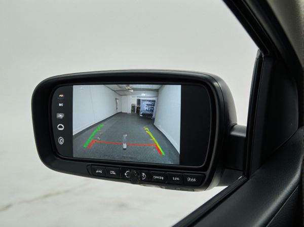 Camera-Integrated vs. Standard Car Mirrors: What's the Difference?