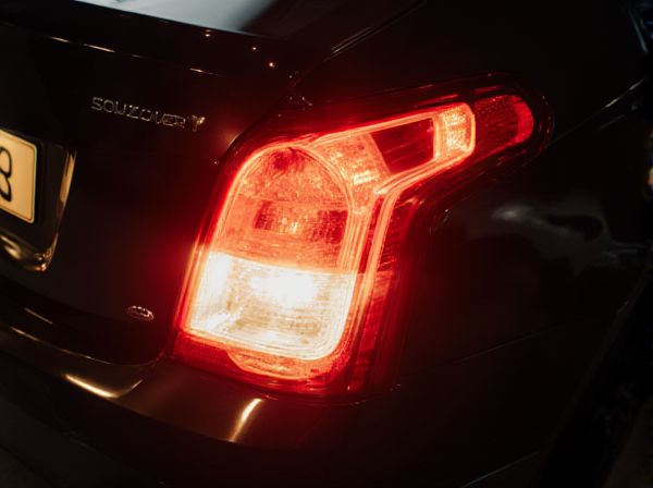 Chasing Taillight vs. Flashing Taillight in Cars: What's the Difference?