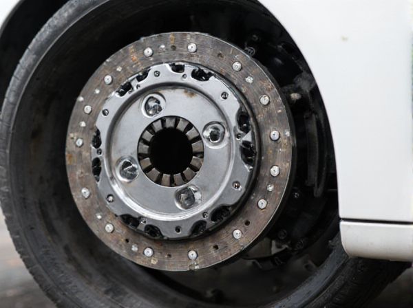 Manual Clutch vs. Automatic Clutch in Cars: What Is the Difference?