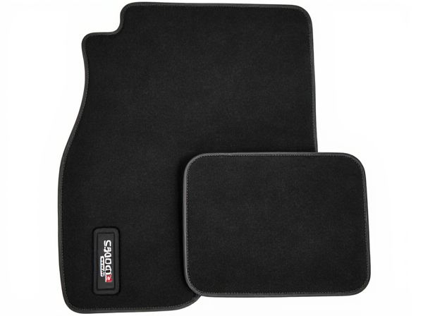 Molded Floor Mats vs. Flat Mats in Car Flooring: What's the Difference?