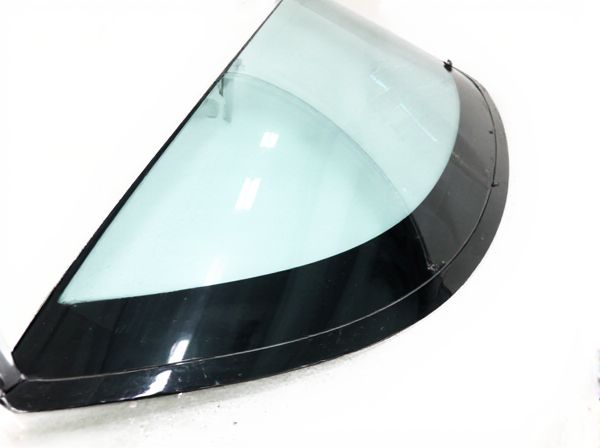 Molding-Bonded vs. Encapsulated Car Windshields: What's the Difference?