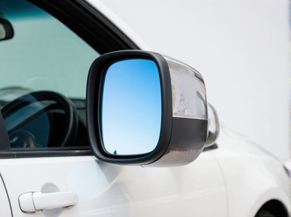 Photochromic vs. Standard Car Mirrors: What's the Difference?