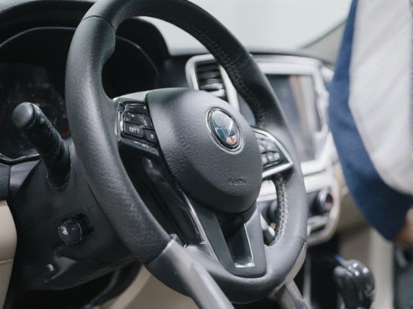 Pivot-Point Steering vs. Ackermann Steering in Cars: What's the Difference?