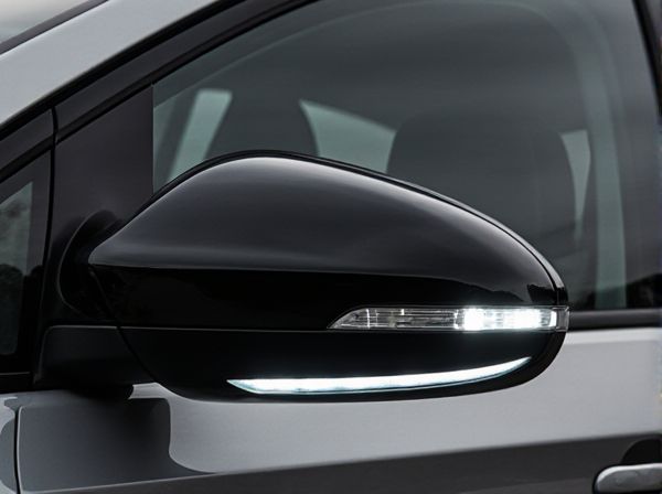 Puddle Light Mirror vs. Non-Illuminated Mirror in Cars: What's the Difference?