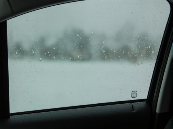 Rain-Sensing Windows vs. Conventional Windows in Cars: What Are the Differences?
