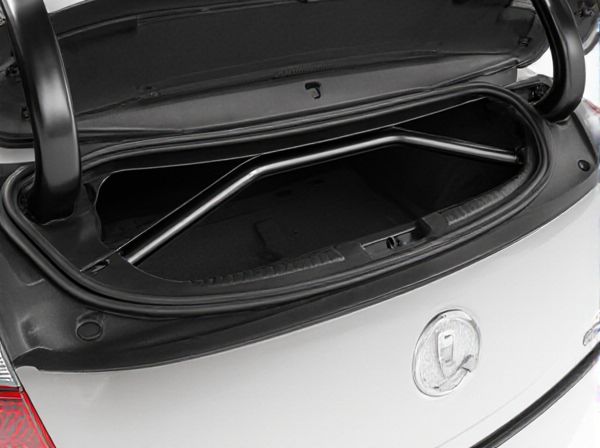 Rear Strut Brace vs. No Strut Brace in a Car Trunk: What Is the Difference?
