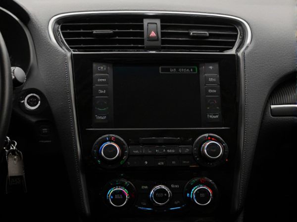 Rotary Knob Input vs. Touch Input in Car Dashboards: What Are the Differences?