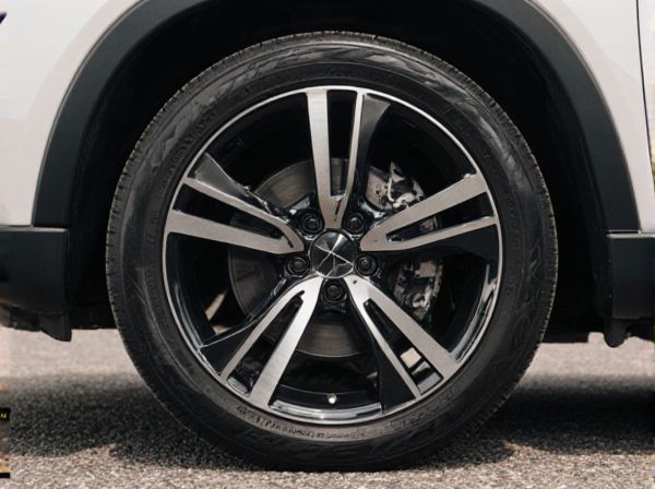 Staggered Wheels vs. Square Wheels on Cars: What Is the Difference?