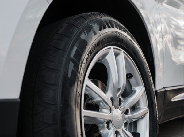Summer Tires vs. All-Season Tires: What's the Difference?