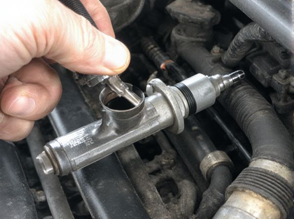 Top-Feed vs. Side-Feed Car Fuel Injectors: What's the Difference?