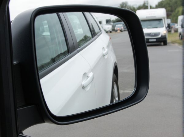 Tow Mirrors vs. Standard Mirrors in Cars: What Is the Difference?