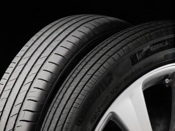 Whitewall Tire vs. Blackwall Tire in Car Tires: What Is the Difference?