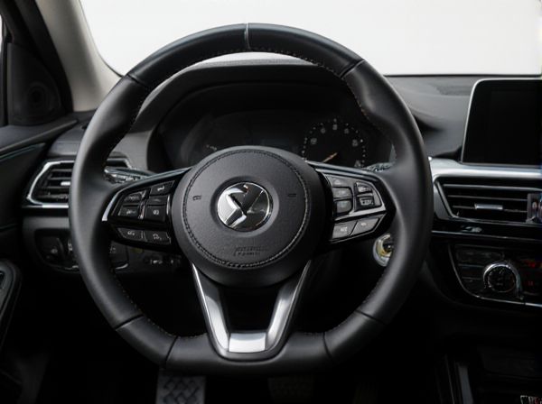 Yoke Steering vs. Wheel Steering in Cars: What's the Difference?